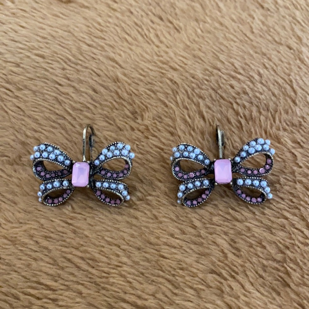 Cute Betsy Johnson Bow Earrings.